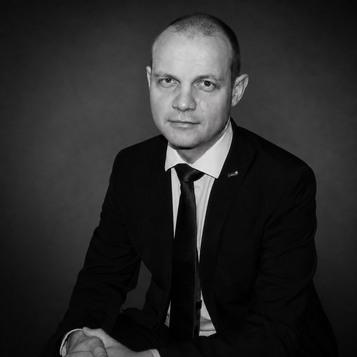 Dr. Kamil Bieder in Schwarz-Weiß